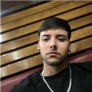 Doy clases a alumnos de todos los niveles y me enfoco en ayudarles a conseguir su objetivo y a vivir el proceso con ellos acompañando y guiando para que logren sus metas.